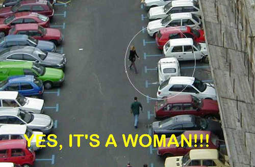 Carro de mulher no estacionamento