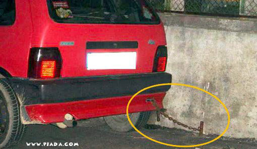Carro acorrentado